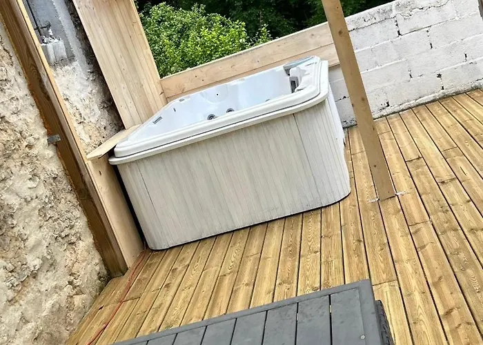 Maison De A 3 Kilometre Du Centre De Cognac , Jacuzzi Privee Et Disponible Sur Place